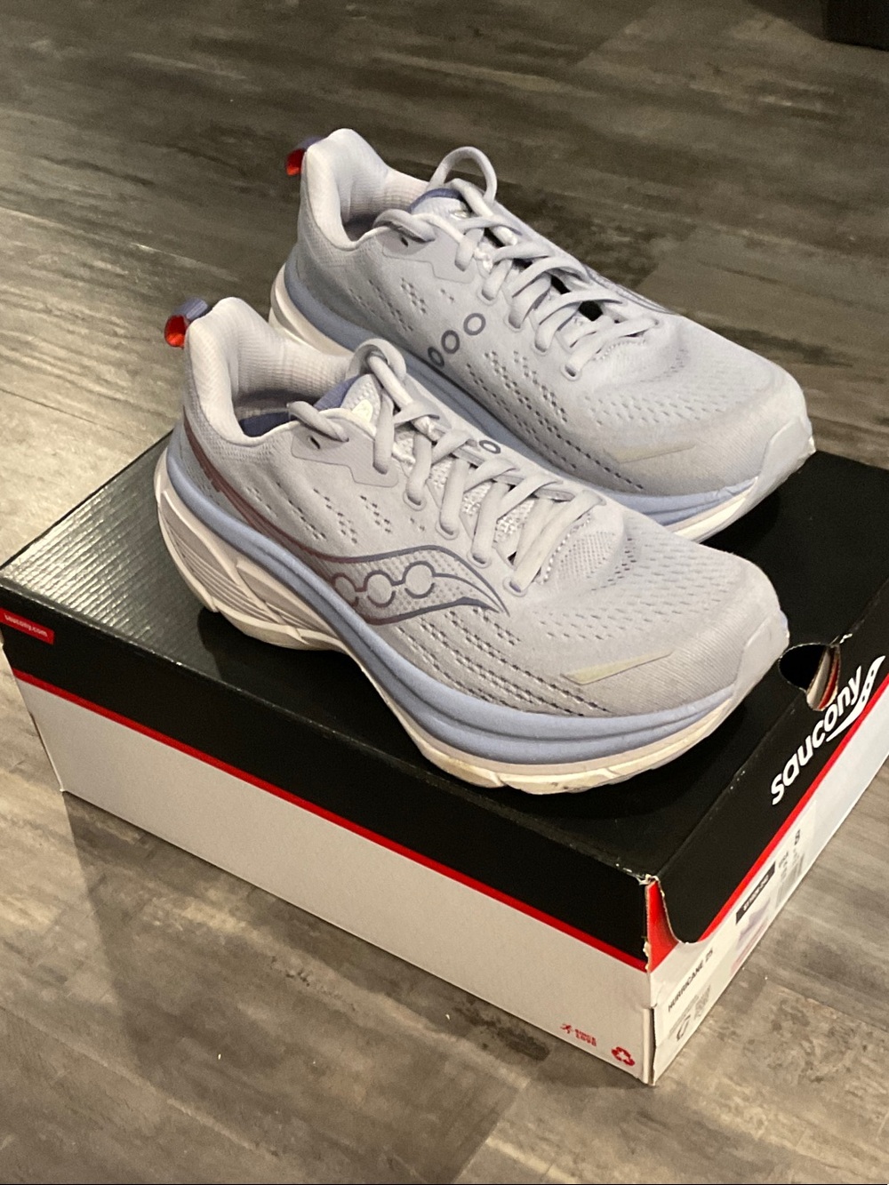 Women’s Saucony Hurricane 25 size 8